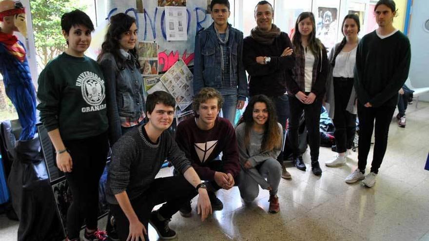 Alumnos participantes en el certamen de cómics, junto al profesor Jesús Manuel Pérez.