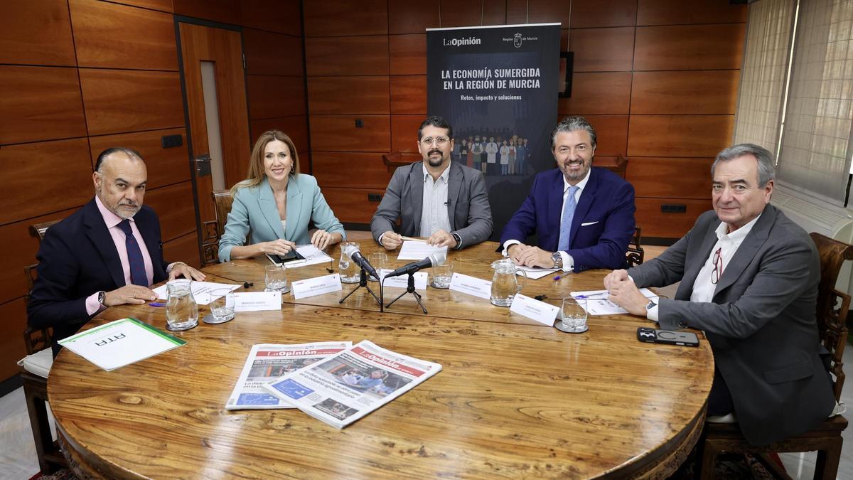 Los participantes de la mesa redonda, de izquierda a derecha: Francisco Casado, Marisa López, José Antonio Sánchez, Alfonso Hernández y Joaquín Gómez.