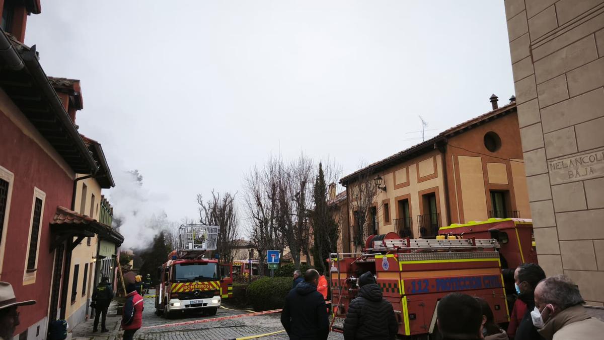 Bomberos en el lugar del incendio.