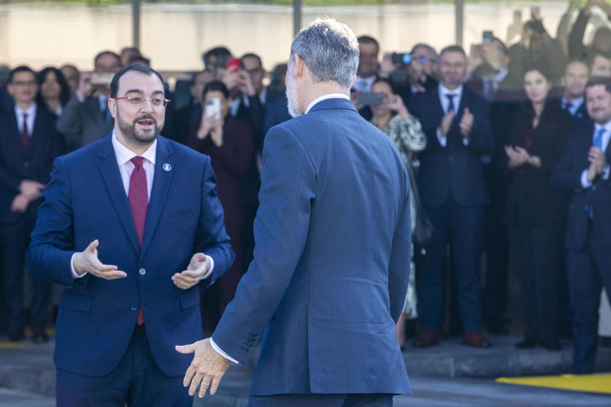 EN IMÁGENES: El Rey visita la estación de autobuses de Oviedo para conmemorar los 100 años de Alsa