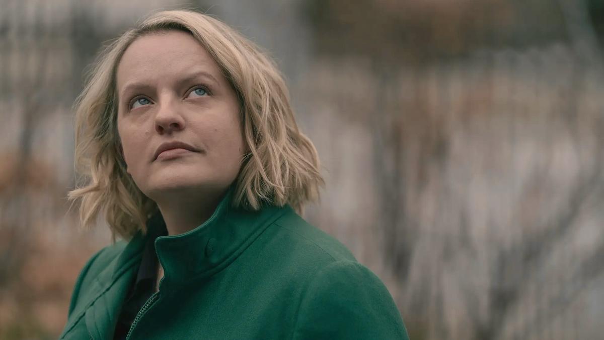 Elisabeth Moss (June) en el episodio final de 'El cuento de la criada'.