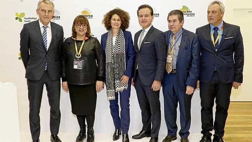 Busquets, Alzamora y Sansó, con representantes de Thomas Cook. En el centro su director para Balears, Hans Müller.