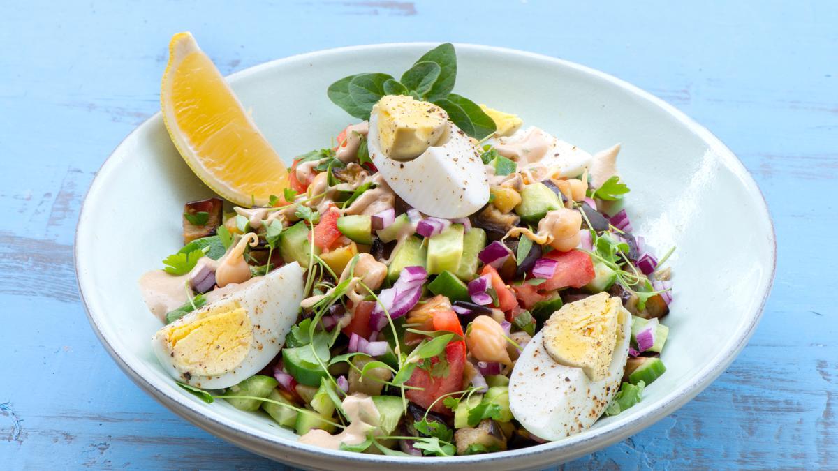 Las ensaladas de alubias son una forma perfecta de tomar legumbres.