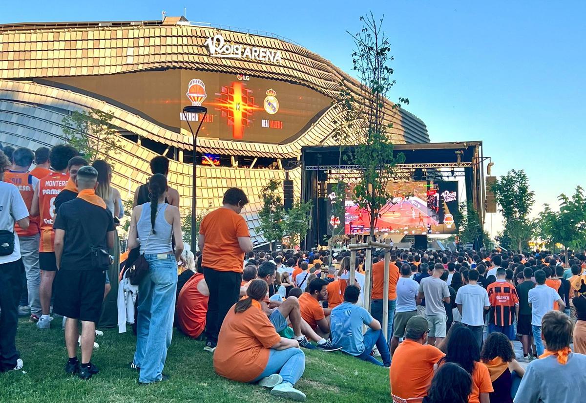 Ambiente taronja en el Roig Arena para ver la Final Four