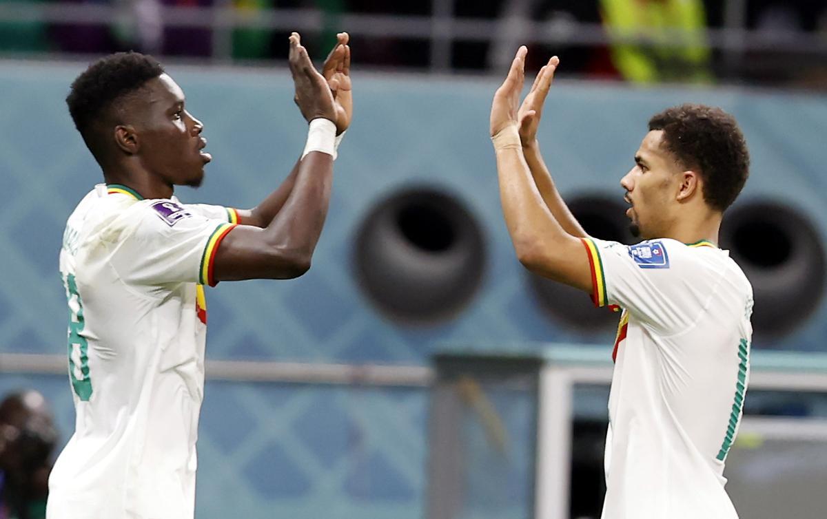 Doha (Qatar), 29/11/2022.- Ismaila Sarr (L) of Senegal celebrates with teammate Iliman Ndiaye after scoring the 1-0 by penalty during the FIFA World Cup 2022 group A soccer match between Ecuador and Senegal at Khalifa International Stadium in Doha, Qatar, 29 November 2022. (Mundial de Fútbol, Catar) EFE/EPA/Rolex dela Pena