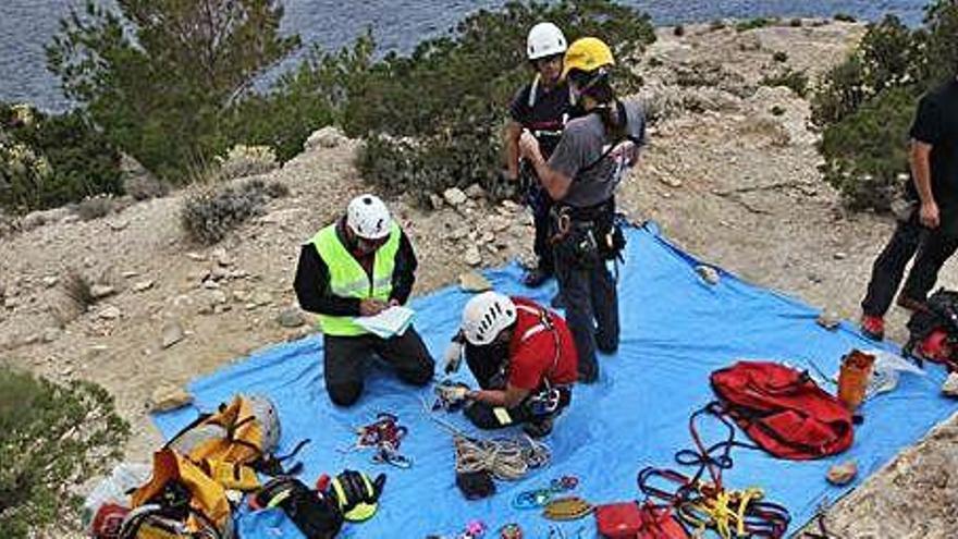 Rescatan a un senderista herido tras caer unos cuatro metros por un terraplén en una playa de Ibiza