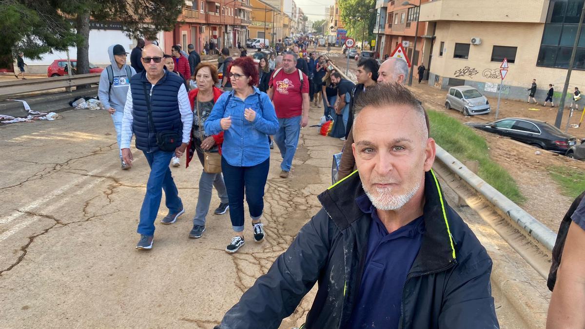 El concejal de Llocnou de la Corona, Nicolás Pérez, a la cabeza de la caravana en busca de alimentos.