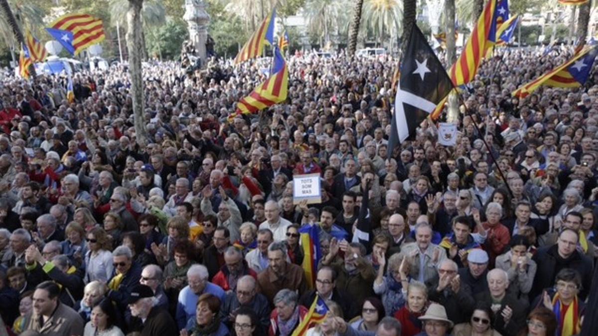 Multitud concentrada a las puertas del Palau de Justícia para mostrar su apoyo al 'president' Mas.