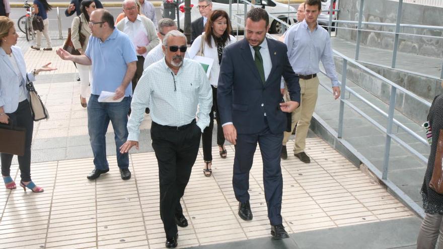 Martínez (i) y Segado (d), camino del juzgado.