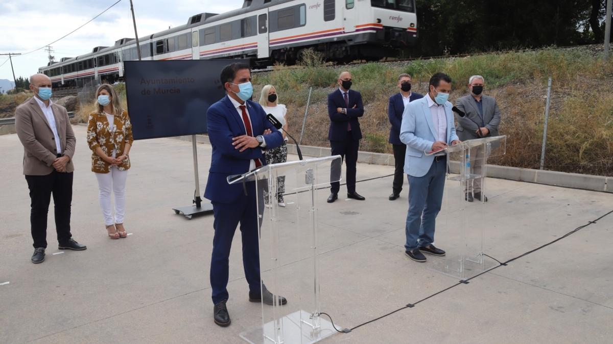 La rueda de prensa se celebró en Nonduermas, junto a las vías del tren que serán soterradas