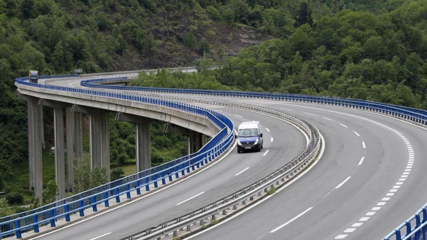 &quot;Asturias está abandonada por el Gobierno, no pintamos nada&quot;, claman los camioneros