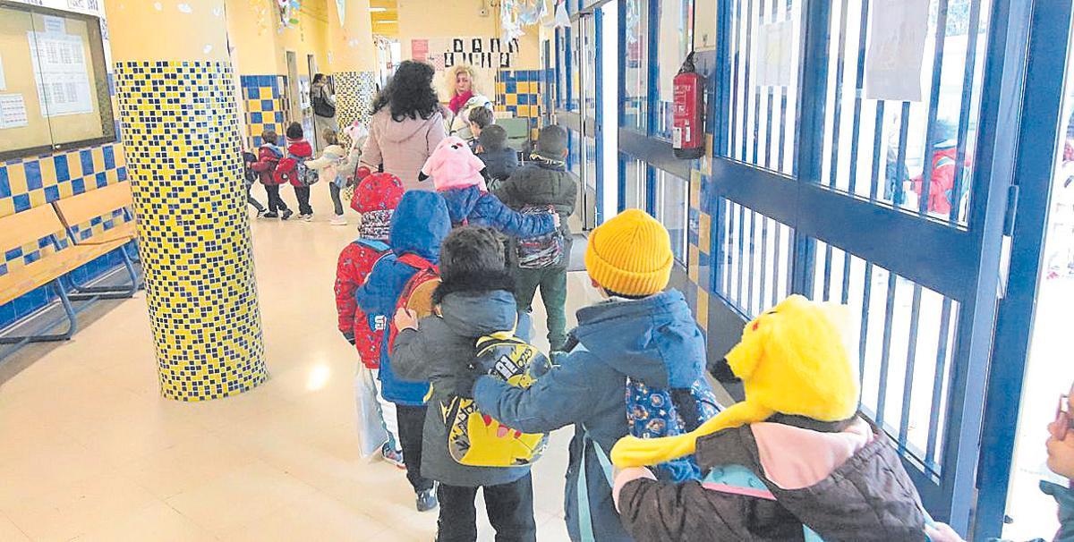 Alumnos y maestras durante la entrada al colegio.