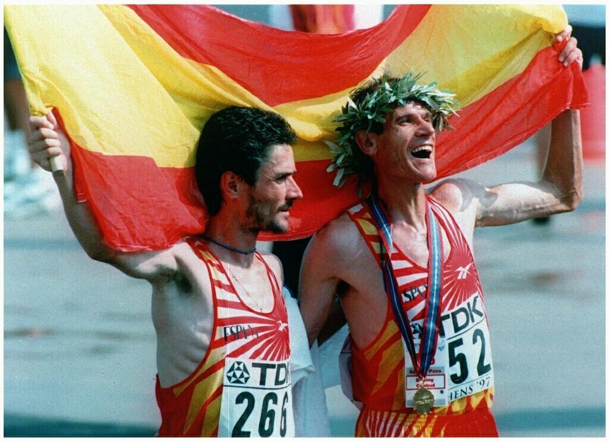 Antón y Fiz, en una imagen icónica para el atletismo español, tras ser oro y plata mundial en 1997