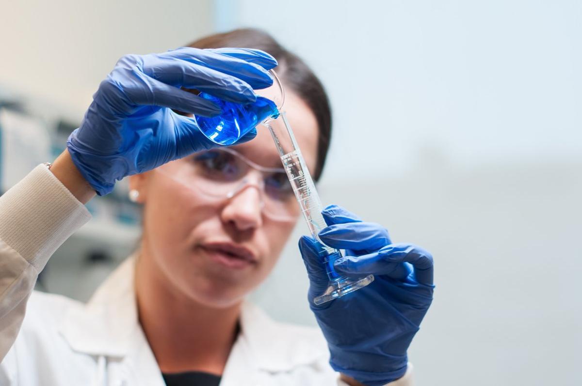 La investigadora Samantha Watt en uno de los laboratorios de Avicanna Inc. en Canadá. La presencia de mujeres en el campo de investigación no supera el 30 por ciento. La investigadora Samantha Watt en uno de los laboratorios de Avicanna Inc. en Canadá. La presencia de mujeres en el campo de investigación no supera el 30 por ciento.