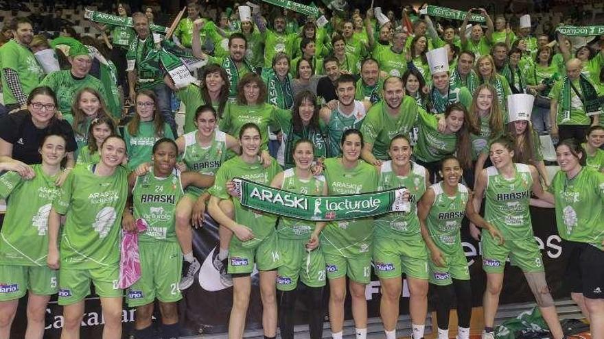 El equipo vitoriano, celebrando la victoria con su afición.