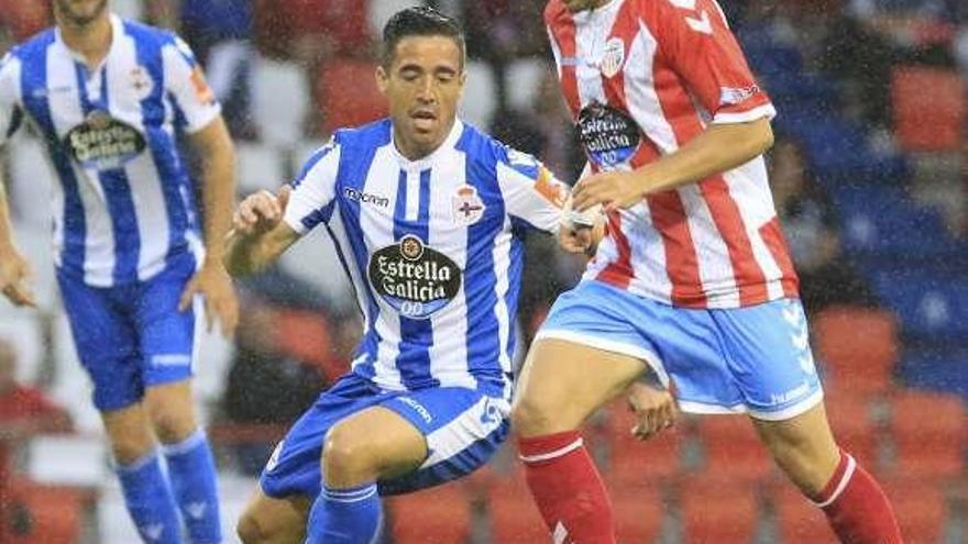 Pedro Sánchez presiona a un rival ayer en Lugo.