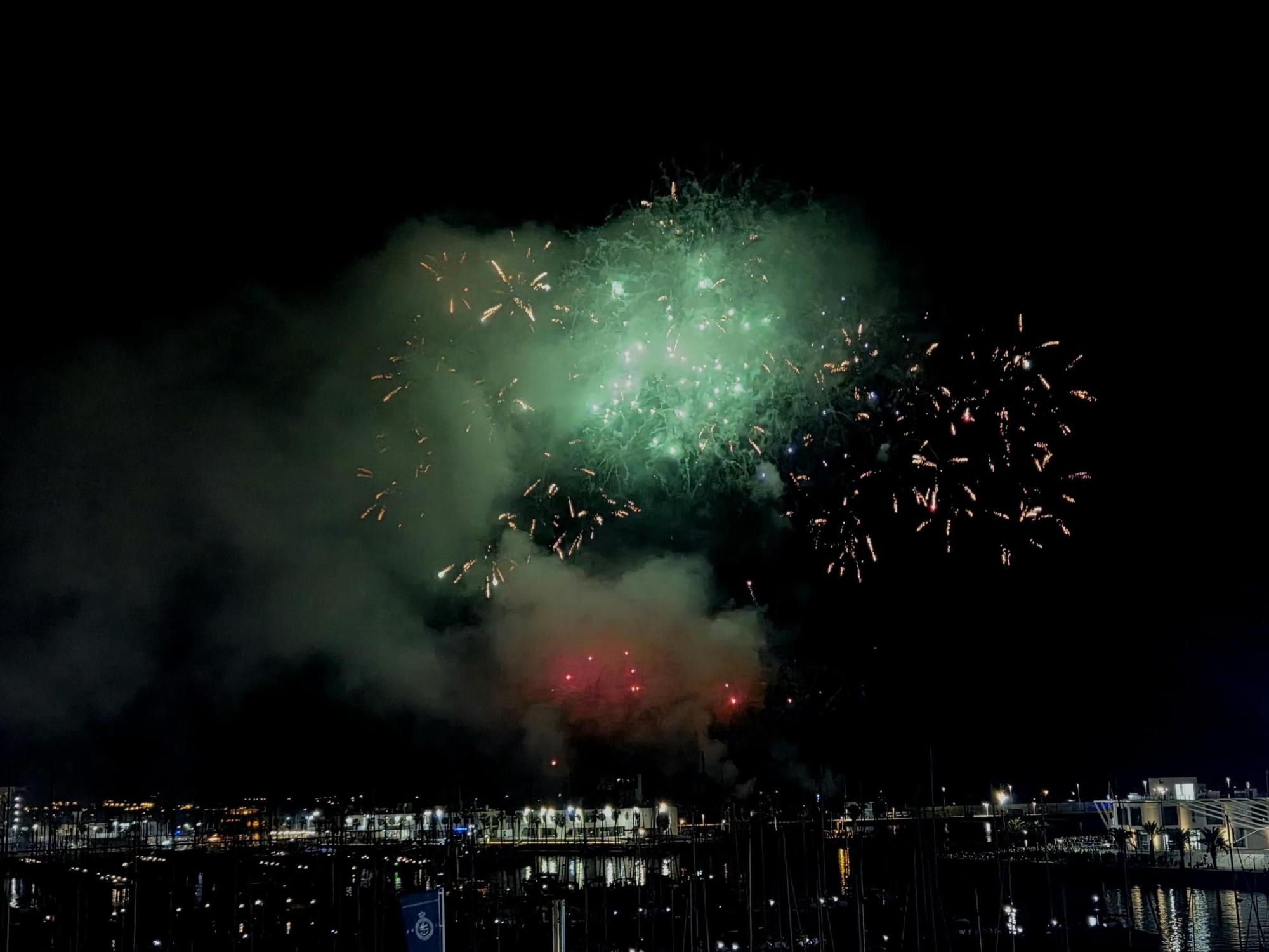 Los fuegos artificiales de Hermanos Ferrández incendian la noche alicantina