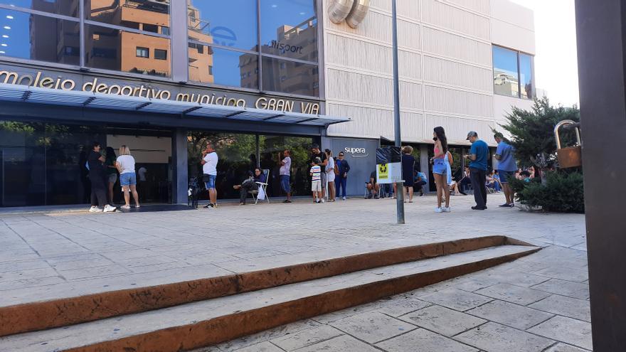 Largas colas para apuntarse a los cursos de natación en la piscina municipal del gimnasio de Supera