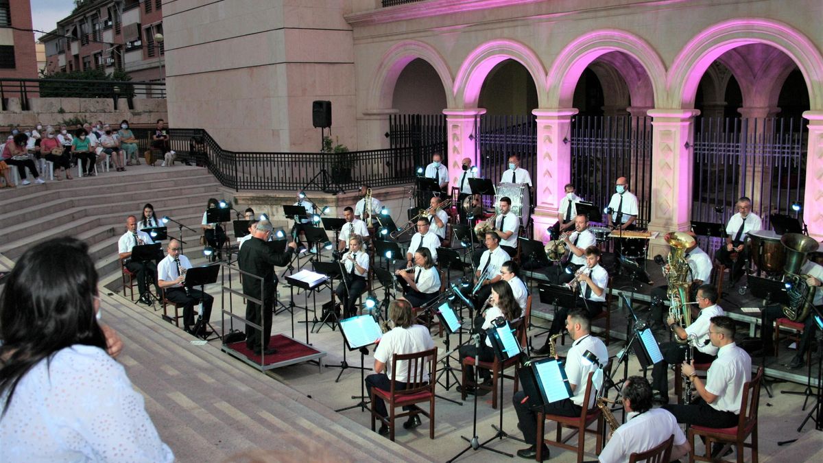 Concierto de la Banda Municipal de Música, dirigida por el maestro Antonio Manzanera, en La Merced.