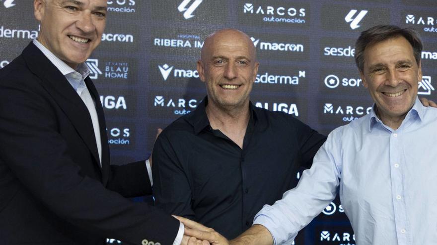 Pablo Sánchez, Julián Calero y Felipe Miñambres, ayer, durante la presentación. | M. Á. MONTESINOS