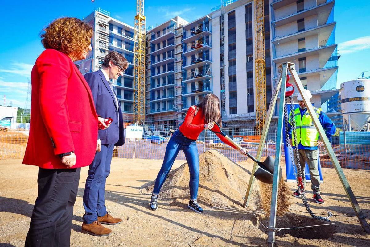 El president de la Generalitat, Salvador Illa, amb l'alcaldessa de Viladecans, Olga Morales, durant l'acte de col·locació de la primera pedra d'una promoció de pisos d'una cooperativa al municipi2