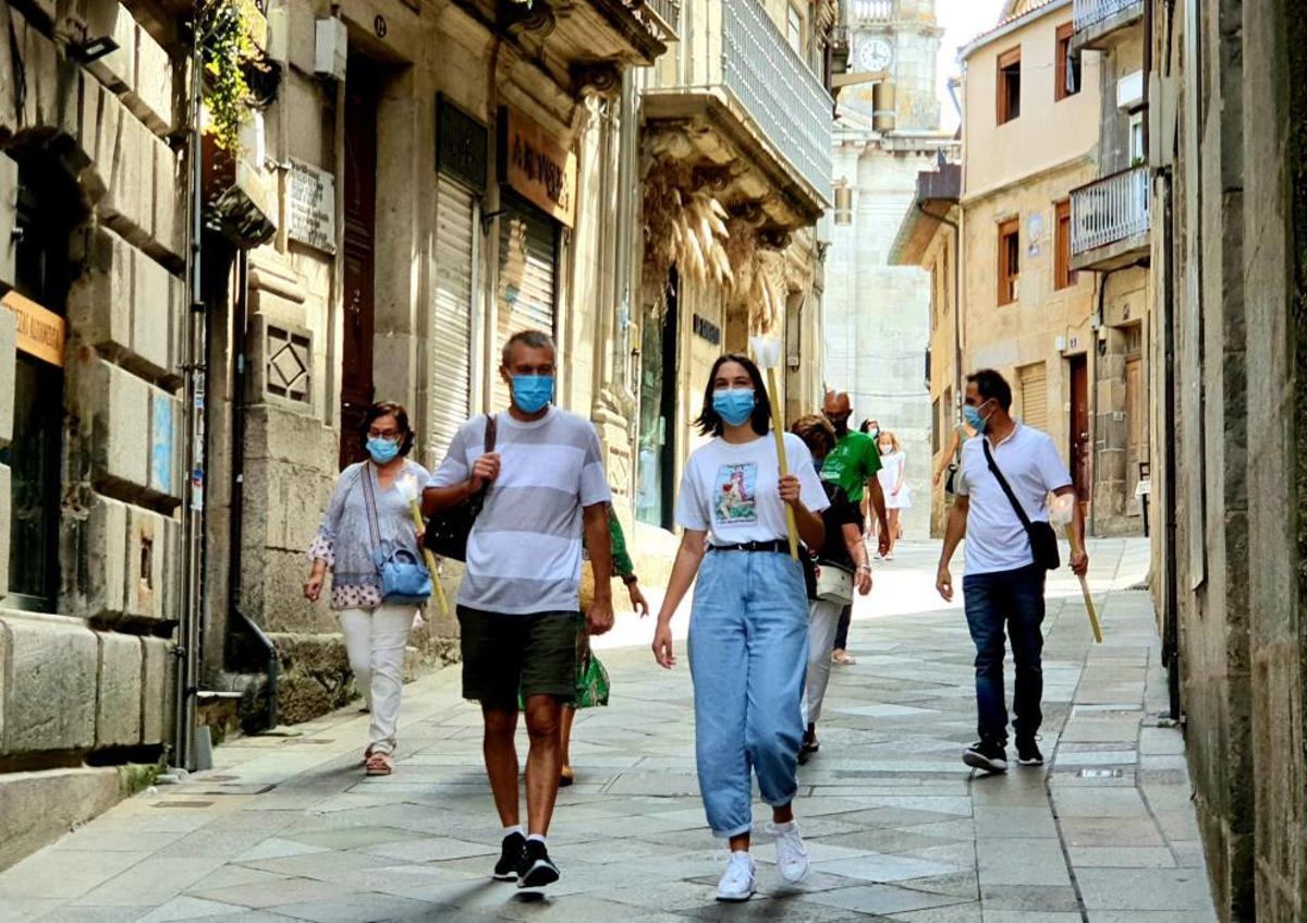 La pandemia no frena la pasión por el Cristo. A pesar de que la Covid-19 ha impedido, por primera vez en la historia, la celebración de la multitudinaria procesión, centenares de fieles recorren desde ayer las calles de la ciudad y el Casco Vello para rendirle homenaje.