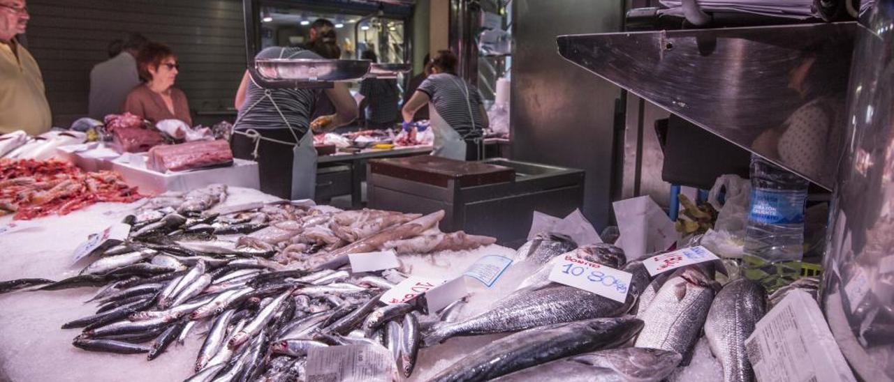 Consumidores de pescado comprando ayer en un puesto del Mercado Central de Alicante, uno de los «templos» con mejor producto en la provincia.