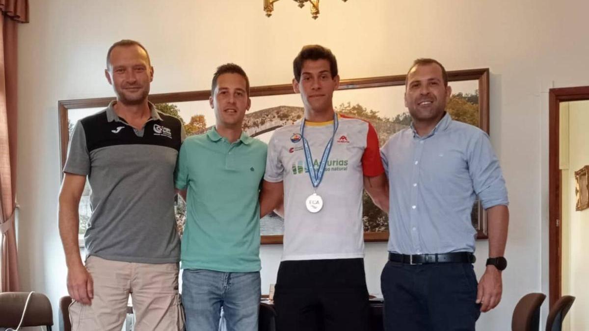 Jose María Prierto, Agus Garcia, Alberto Plaza y González Castro en una anterior recepción al palista en el Ayuntamiento de Cangas de Onís.