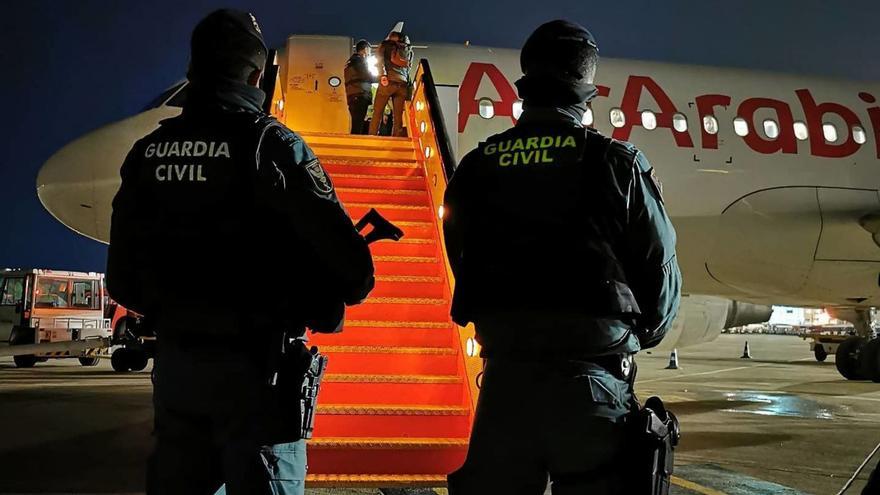 Agentes de la Guardia Civil, junto al avión del que se fugaron los migrantes en Son Sant Joan.