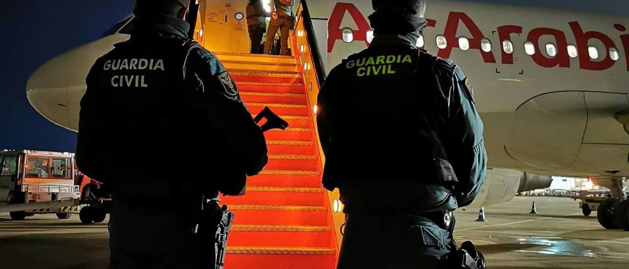 Agentes de la Guardia Civil, junto al avión del que se fugaron los migrantes en Son Sant Joan.