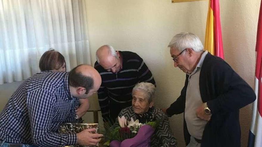 Un homento del homenaje a Natividad González.