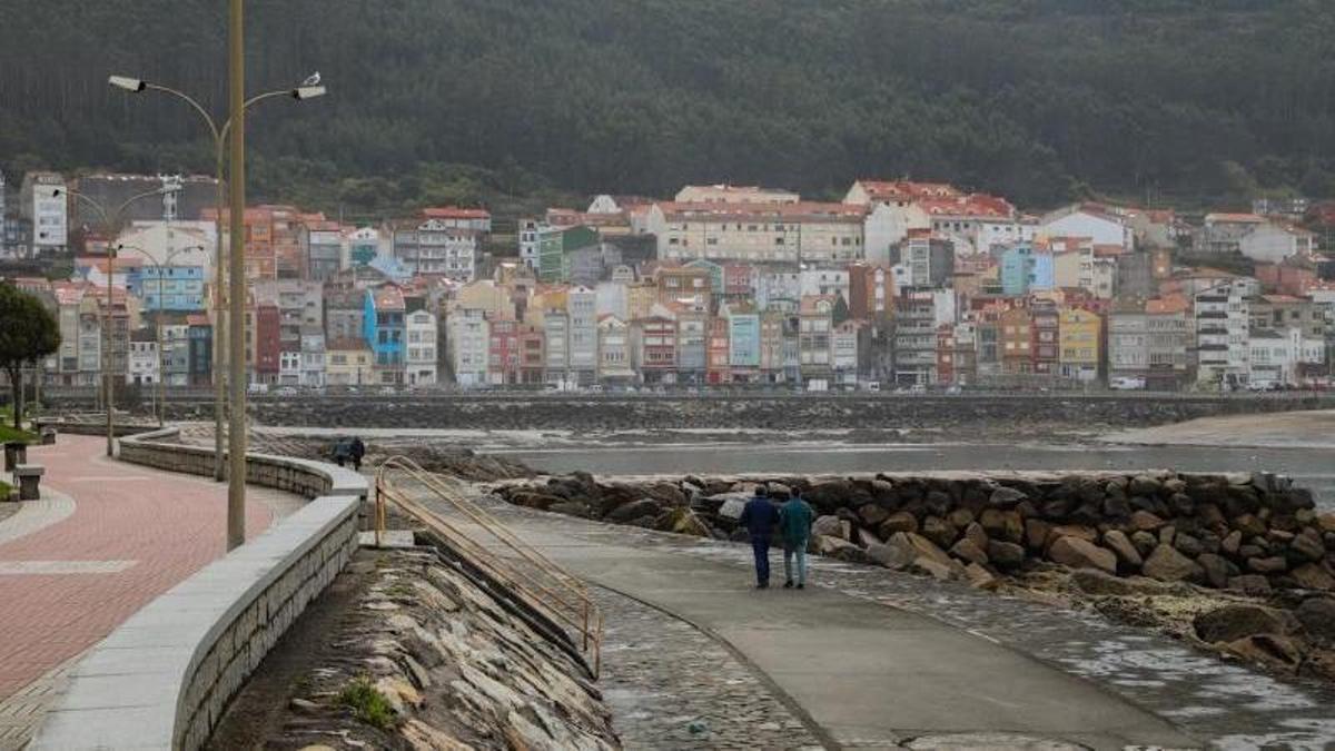 Vista del paseo marítimo y puerto de A Guarda.