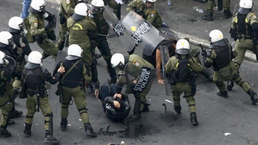 Las calles de Atenas en pie de guerra contra Merkel