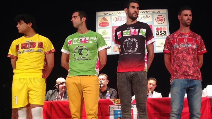 Juan Valera, a la derecha, con la camiseta del Pimentón, en el acto de las equipaciones.