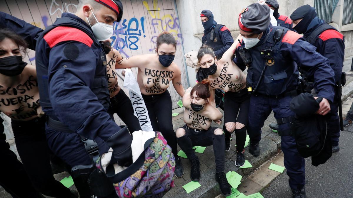 Activistas de femen siendo retiradas por los Mossos.