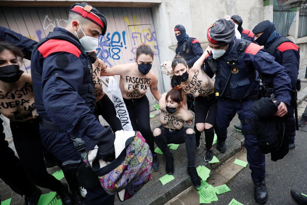 Cinc activistes de Femen protesten contra Garriga (Vox) davant el seu col·legi electoral