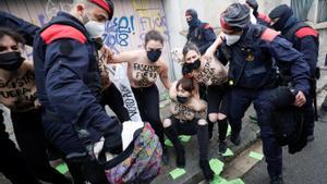 Activistas de femen siendo retiradas por los Mossos. 