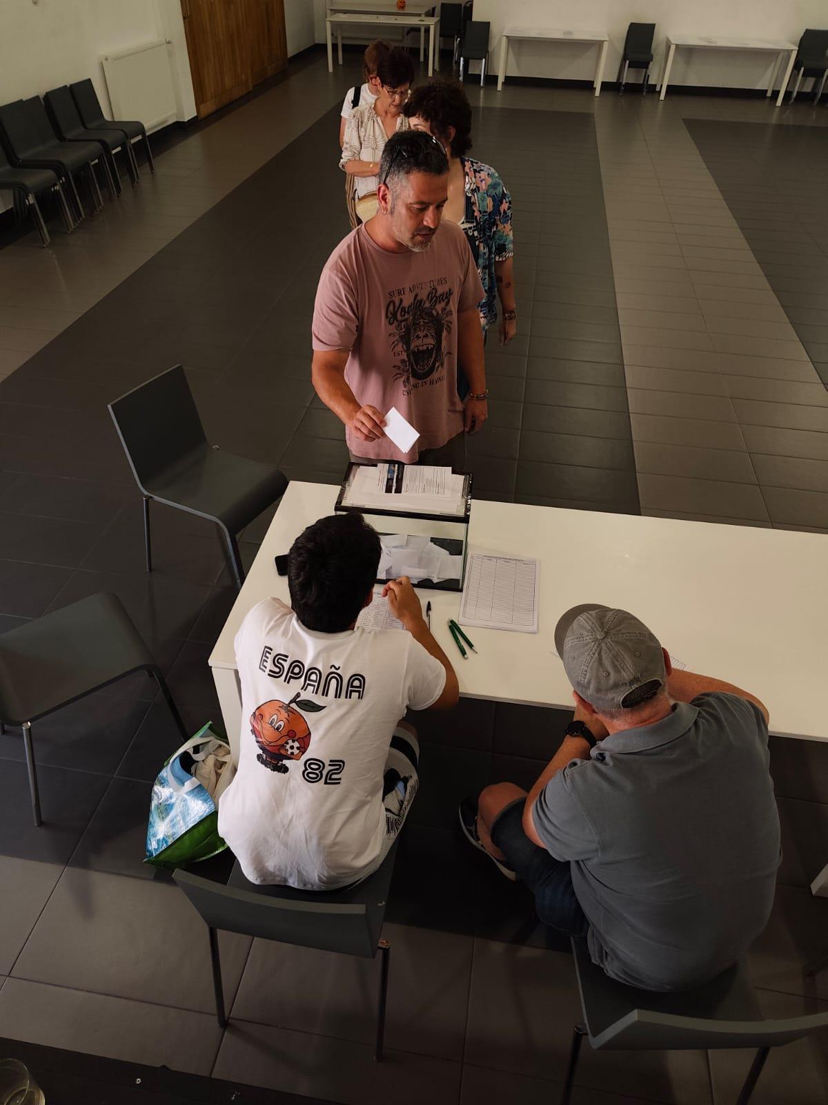 Un momento de la votación en Valdesoto.