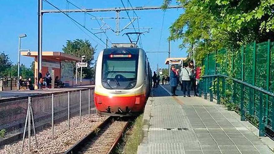 Uno de los trenes eléctricos afectados por el fallo eléctrico de ayer por la mañana.