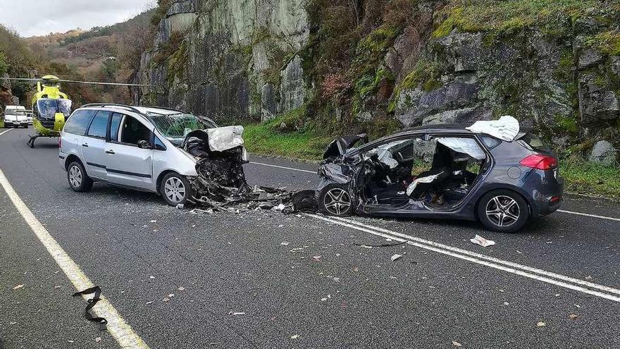 Arriba, estado de los vehículos siniestrados y el helicóptero, que aterrizó en la calzada. A la derecha, retirada del monovolumen. // FdV/Iñaki Osorio