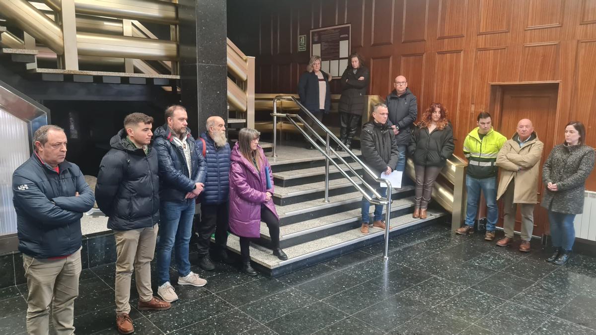 La manifestación de duelo en el Ayuntamiento de Corvera.