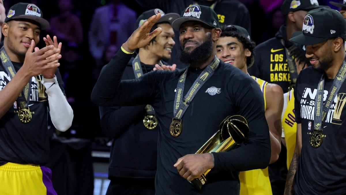 LeBron James, con el trofeo de la 'Copa' NBA en sus manos