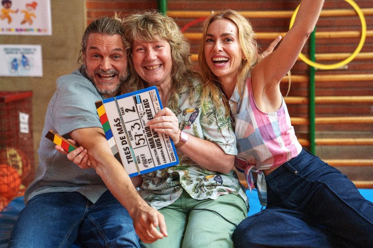 La directora Mar Olid, flanqueada por Salva Reina y Kira Miró, en el rodaje de 'Tres de más'.