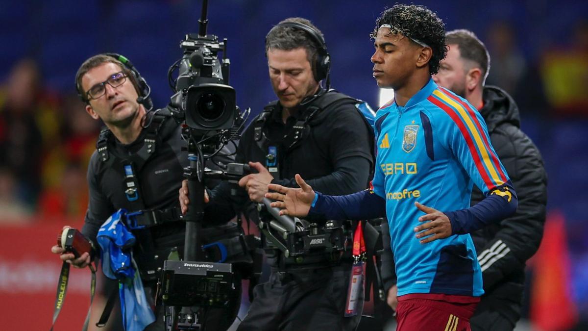 Lamine, antes del inicio del partido ante Egipto