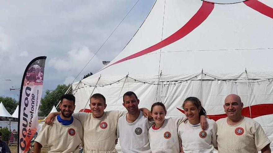 La delegación asturiana de lucha al completo, ayer, en los entrenamientos en Lorient.