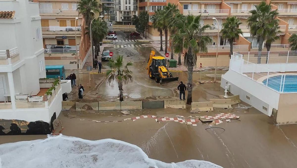Operarios municipales reducen los daños del temporal Harry, en una imaegen del 19 de enero.