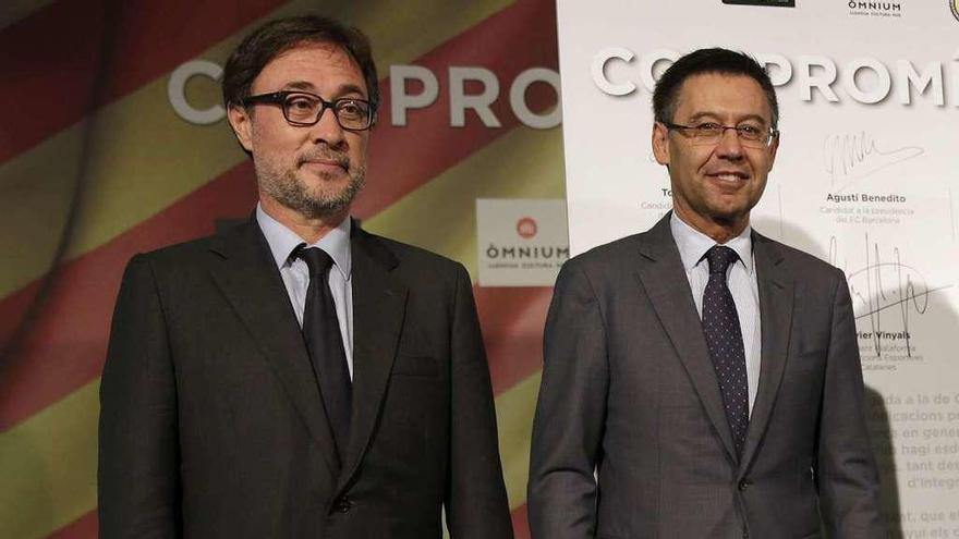 Agustí Benedito, a la izquierda, junto al actual presidente del Barcelona, Josep María Bartomeu.