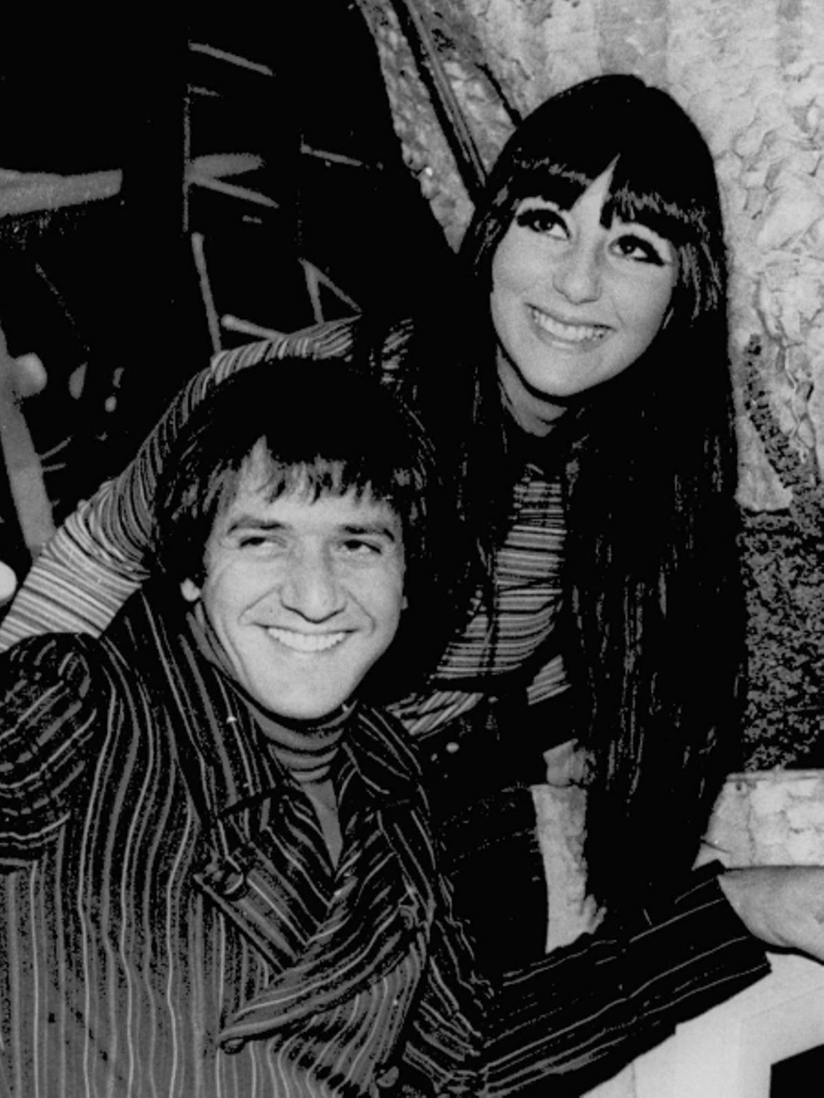 Los cantantes folk Sonny Bono y su esposa Cher aparecen en esta fotografía de archivo de 1966. El representante Sonny Bono murió en un aparente accidente de esquí en Lake Tahoe Ca. Lunes 6 de enero de 1998.