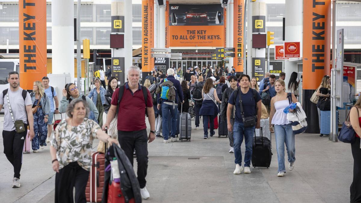 Las aerolíneas celebran que la UE "aclara que el 'trolley' en cabina se puede cobrar.