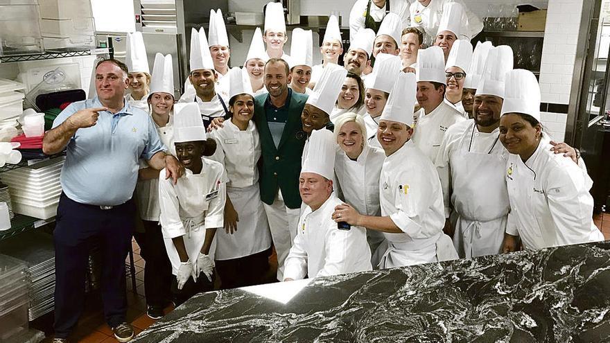 José Andrés y su equipo de cocina, con Sergio García. // @chefjoseandres